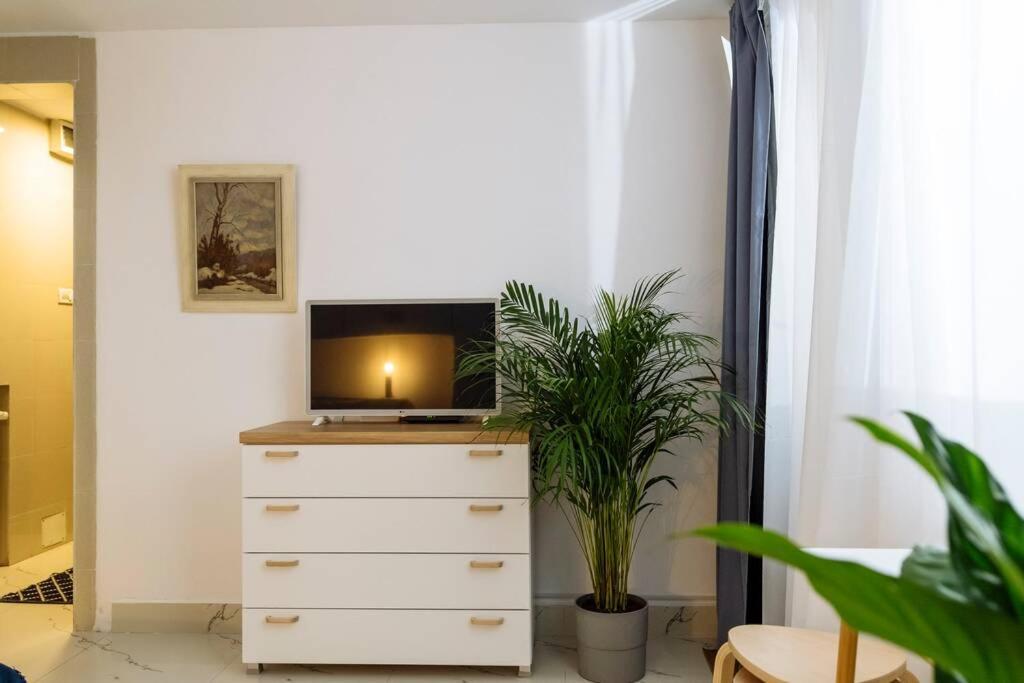 Studio With Private Terrace Next To Cismigiu Bukares Bagian luar foto