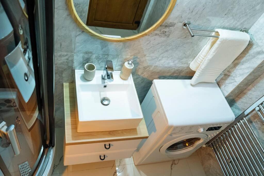 Studio With Private Terrace Next To Cismigiu Bukares Bagian luar foto